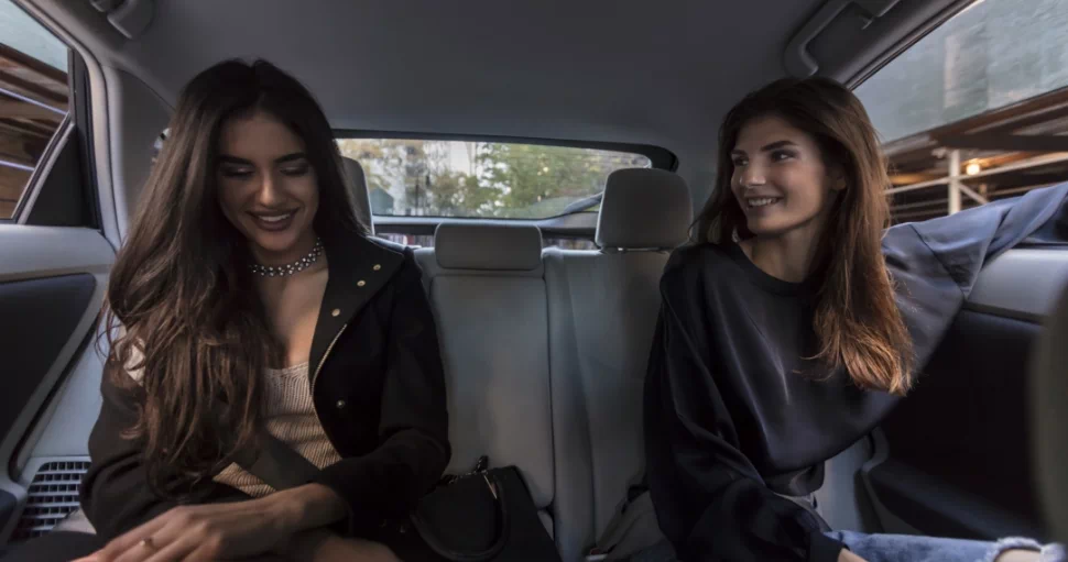 kobiety jadące takxi na imprezę okolicznościową